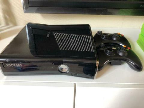 Xbox 360 slim 250 GB incl 14 spellen/2 controllers