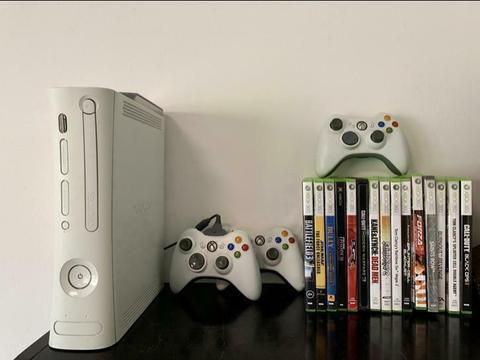 Xbox 360 Complete Set + 15 games + 3 controllers xbox360 box