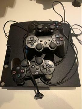 PlayStation 3 met 2 controllers 500gb