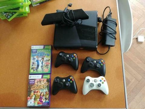 Xbox 360 S Console met Kinect Sensor en 4 Controllers