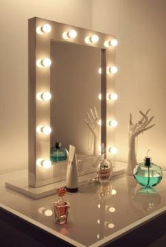 Visagie make-up spiegel op voet met professionele lampen