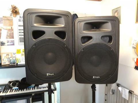 2 x skytec aktief speakers incl. Stands