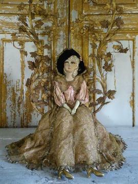 Sofadoll met prachtige jurk