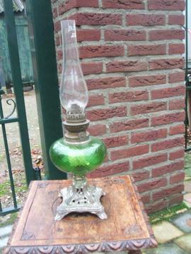 Antieke staande tafelolielamp met groen glas