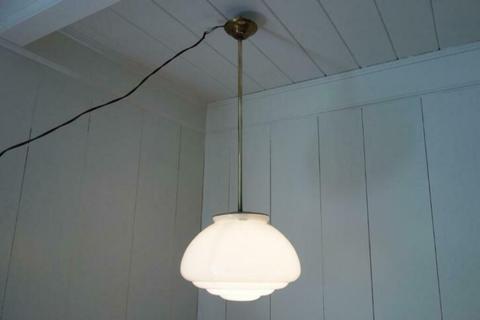 Prachtige jaren 40 Franse melkwitte schoollamp