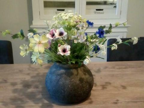 Mooie vaas met prachtige zijde bloemen/veldboeket