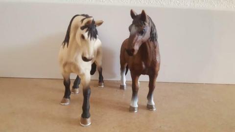 Diverse Schleich paarden en pony's