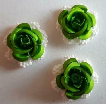 Metalen roosjes op een Foam Clay bloemetje groen/wit 3 stuks
