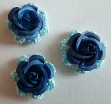 Metalen roosjes op een Foam Clay bloemetje blauw/glitter 3 s